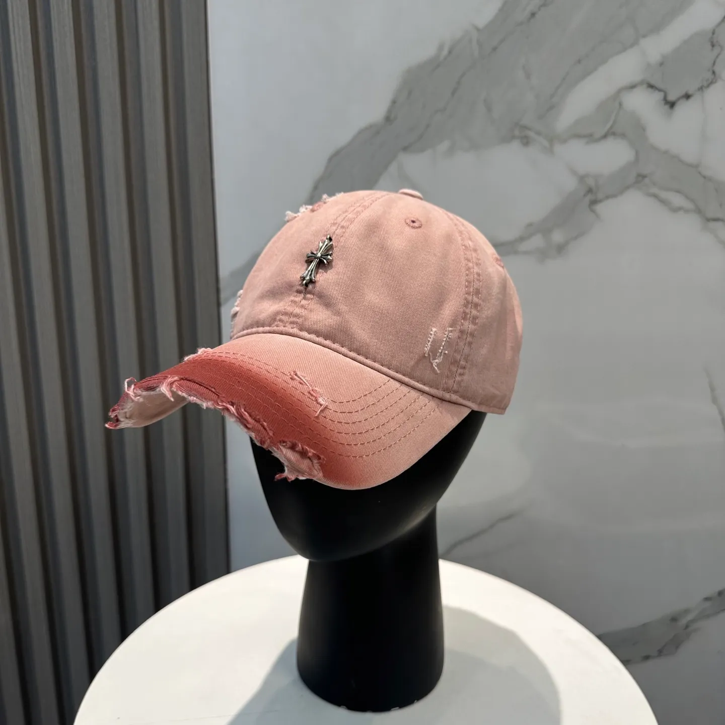 P70 Crow Heart 🆕🆕New baseball cap, stylish and classic cross logo, casual with a cool feeling, unisex style, same style for men and women! Very easy to match! Head circumference: 56-58cm is available